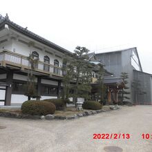 奥の工事中の建物が庫裏