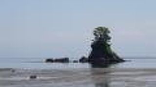 雨晴海岸の沖合にある小さな島