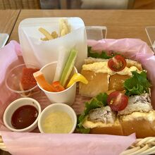 鮪のカツと柚子風味の玉子サンド