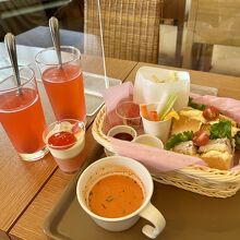 赤ピーマンのクリームスープで花組をイメージ