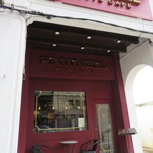 ショップハウスの特徴で、間口は狭いですが奥行きがあります。