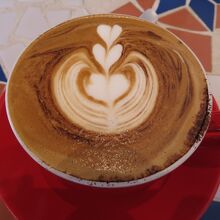 ラテアートがきれいに出来たカプチーノ。