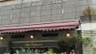 ホテルメトロポリタン前にあります。