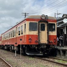 二両編成でキハ52と連結されています。