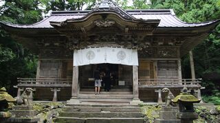 乙女の像から森の小道を少し登った所に立地しています。十和田湖に棲む龍神を祀る神社です。