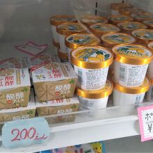 一緒に里美ジェラートや米発酵アイスが並んでいました。