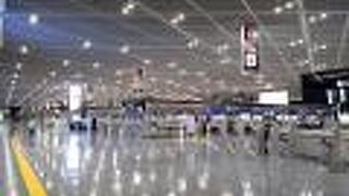 コロナの影響で静かな成田で涼む