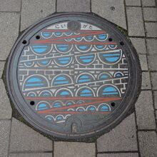 萬代橋をモチーフにしたデザインマンホール蓋