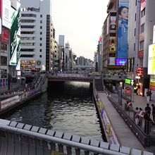 道頓堀川万灯祭をやっていない時の、道頓堀橋　地味です