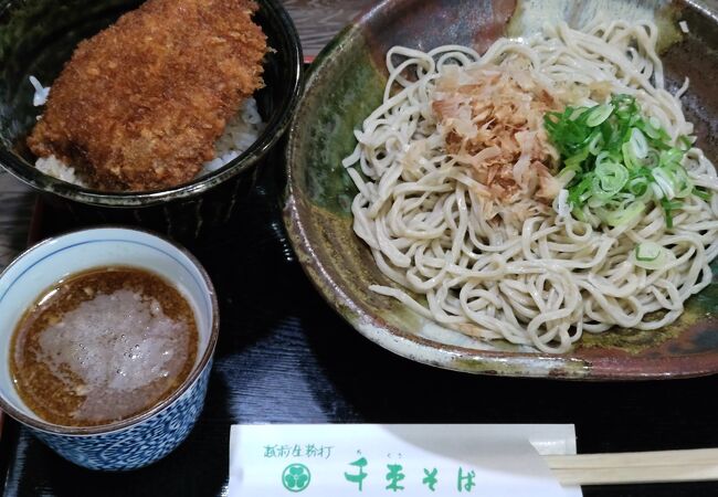 おろしそばとソースカツ丼のセットが手頃