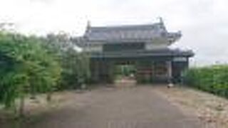 かつての二の丸御殿の門を再建