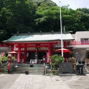 眉山の麓にある神社