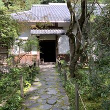 門をくぐっての風景も趣あります。