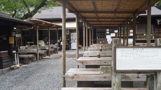 穂高神社の参道にある