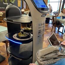 猫型ロボットが運ぶ料理