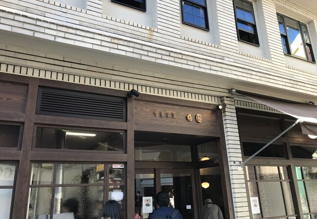 梅園は昭和2年に創業で、レトロな雰囲気のお店