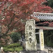 紅葉の頃の参道の琴坂は格別！