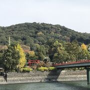 朱塗りの欄干が宇治の風景にうまく溶け込み美しい。