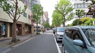 太田姫稲荷神社の前を通って、明大通りから本郷通りへ抜けます