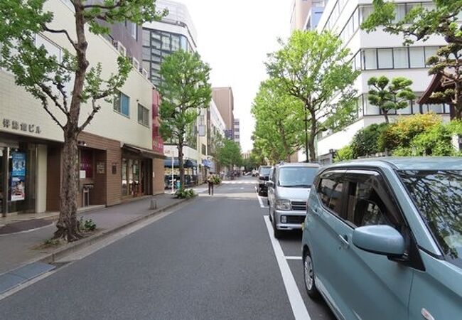 太田姫稲荷神社の前を通って、明大通りから本郷通りへ抜けます