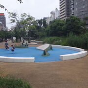 東海道線沿に続く細長い公園