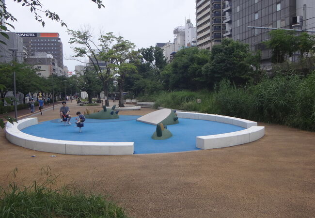 東海道線沿に続く細長い公園
