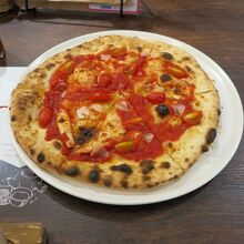 ピザ(マリナーラ)は990円、イタリアのピザみたいでおいしか