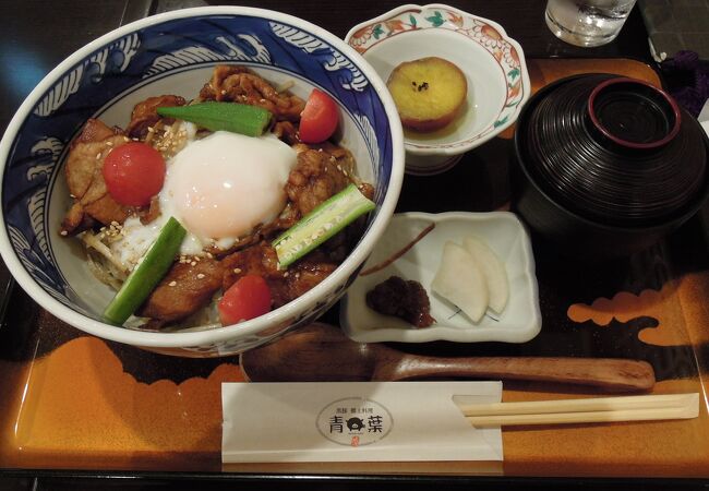 リーズナブルに黒豚が食べれるたまらん丼