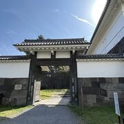 【清水門】通り抜け自由。重要文化財指定の高麗門と渡櫓