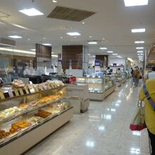 地下の出入口から入ると、食料品店が利用客を迎えてくれます。