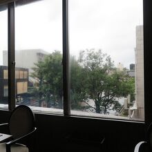 外は生憎の雨ですが、窓の向きは日銀裏手になります