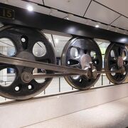 東京駅地下にある大きな動輪