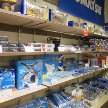 航空自衛隊小松基地と重機メーカーの小松製作所のフィギュアなど