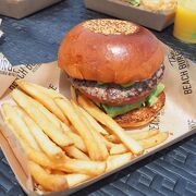 ビーチ前のハンバーガー屋　The Beach Burger House