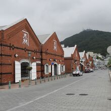 函館山を背景に並ぶ倉庫群