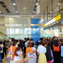 パリ・サンジェルマンFCの新幹線移動で新大阪駅はパニック！