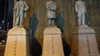 会頭三人の銅像が