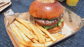 ビーチ前のハンバーガー屋　The Beach Burger House
