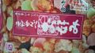 駅弁やつまみやお菓子なども充実