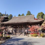 国宝建築が２棟ある寺院。盗難被害にあったのは理解できるが堂内に表示貼りすぎで不快だった。