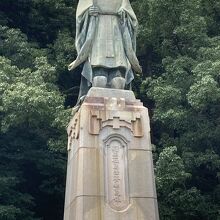 本殿の隣に島津斉彬公の像があります。