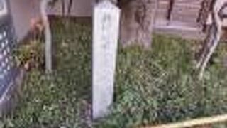 二条城の西を走る千本通り沿いに「此附近平安京大内裏朱雀門址」の石標