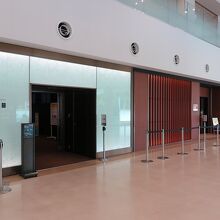 ANA・JALの優先チェックインカウンターが並んでいます