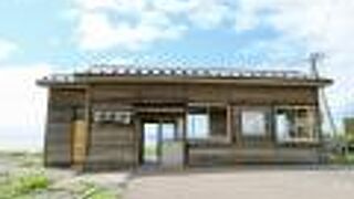 駅の目の前に海が広がります。