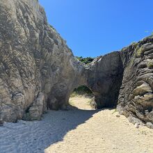 ビーチ右側には岩のトンネルがあり、展望台に行けます。