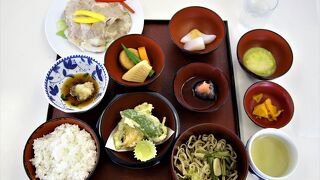 1階がお土産物屋、2階がレストランになっています。