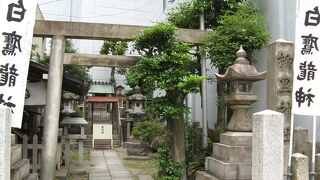 ビルの谷間に鎮座する小さな神社