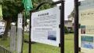 函館ドッグ前電停の前にあります。