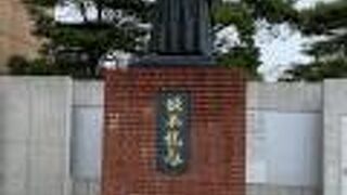 電停の前に坂本龍馬の像があります。