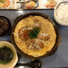 カキヒレ玉子とじ定食(１０５６円)